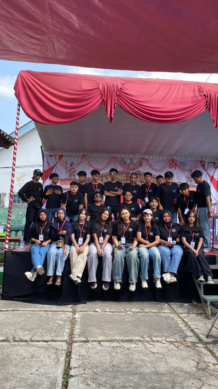 Anggota PATRA 581 berfoto bersama di panggung kegiatan warga